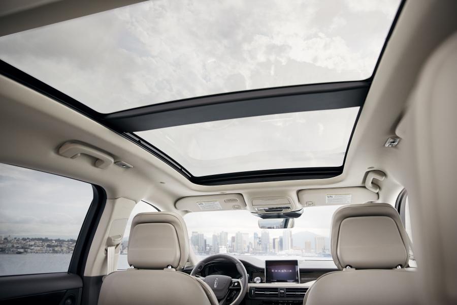 Интерьер Lincoln Corsair Reserve Appearance Package 2019 года  (фото 23 из 41)